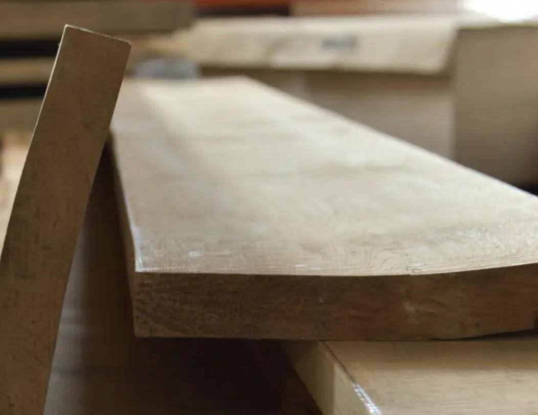 Edge detail of a planed oak board, 30 mm thick
