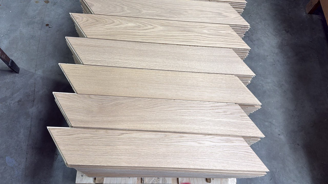 Light A-B grade oak planks stacked on a pallet